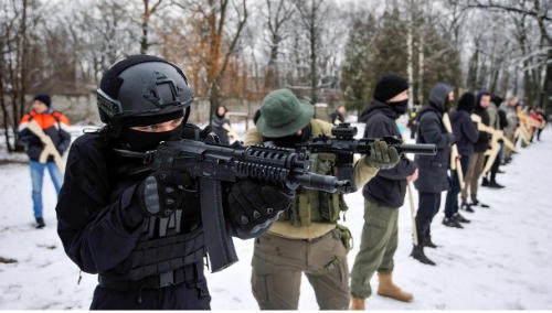 Ukrainer bei einem Militrtraining des "Asow-Bataillons" in Kiew.  (Quelle: Sergei Chuzavkov/imago images)