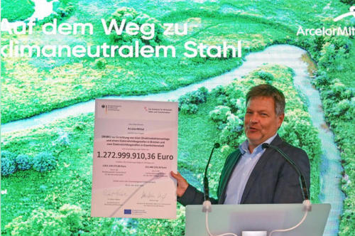 Robert Habeck berbringt einen Frderbescheid von knapp 1,3 Milliarden Euro fr die klimaneutrale Stahlherstellung des Stahlproduzenten ArcelorMittal, dessen Dekarbonisierungsprojekt in Eisenhttenstadt und Bremen fr die Zukunft der Flachstahlwerke entsc