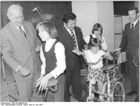 Bundesarchiv_Bild_183-N0609-0108,_Erfurt,_Preisverleihung,_Herbert_Warnke; von: de.wikipedia.org