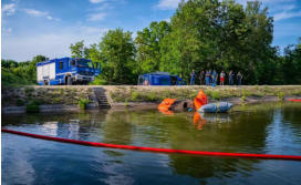 Mit Tauchern, einem Kran und insgesamt 19 Einsatzkr�ften wurde das Fahrzeug nach mehreren Stunden aus dem Fluss gehoben.