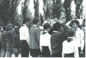 Fahnen Appel auf dem Hof der Roten Schule Cottbuser Str.